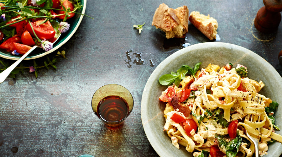 creamy-bruschetta-fettucinne-with-crispy-garlic-croutons